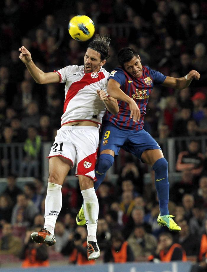 Alexis Sánchez disputa el balón. FOTO: EFE