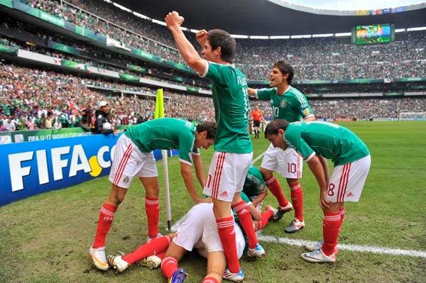 Los juveniles celebran la ventaja sobre Uruguay. FOTO: CIRO GUTIÉRREZ