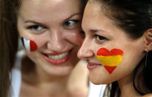 Francesas y españolas en el estadio l AP