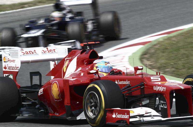 El piloto español Fernando Alonso intentó arrebatarle el puesto a Maldonado | EFE