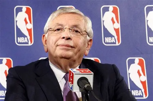 Stern conmina a los jugadores a aceptar oferta de los dueños