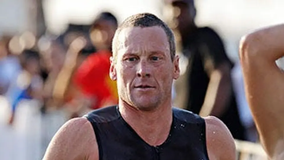 Armstrong se impone en Ironman 70.3 Hawai