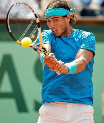 Rafa Nadal contestando una pelota (FOTO: EFE)