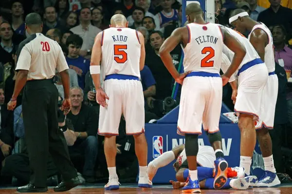 Carmelo Anthony sale lesionado en victoria de Knicks