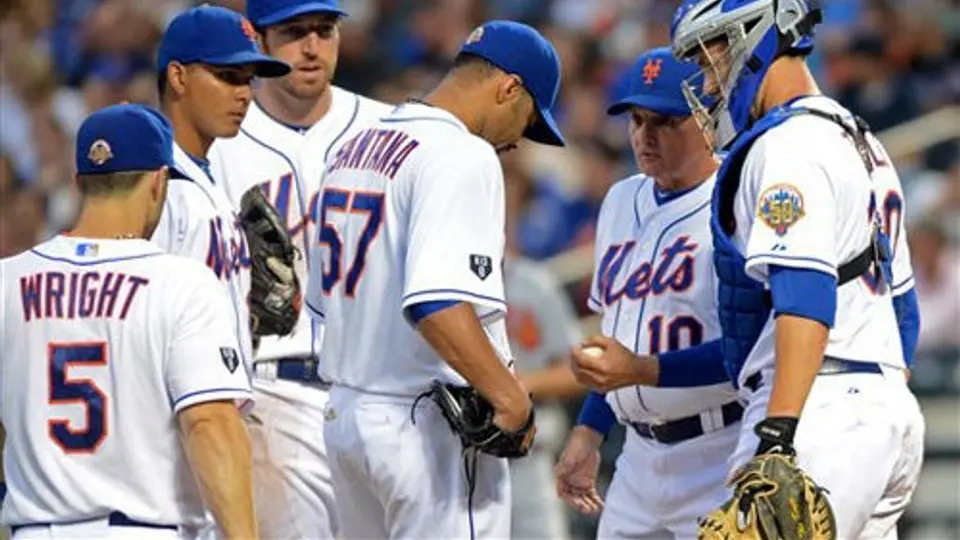 Bravos agarran a palos a Johan Santana