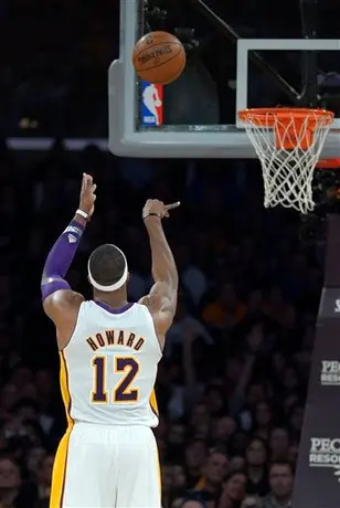 D'Antoni y Bryant defienden a Dwight Howard