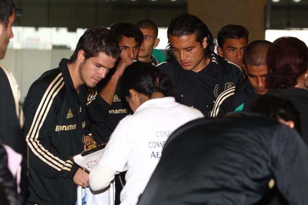 A su llegada los jugadores expresaron su inconformidad ante la derrota. FOTO: ESTEBAN LÓPEZ