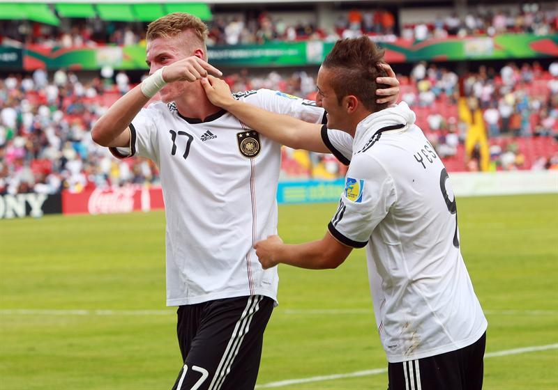 Marvin Ducksch y Samed Yesil festejan en goleada. FOTO: EFE