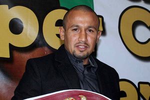 Siri Salido pospone defensa por lesión