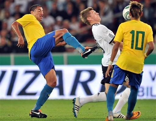 Neymar choca con Toni Kroos. FOTO: AP