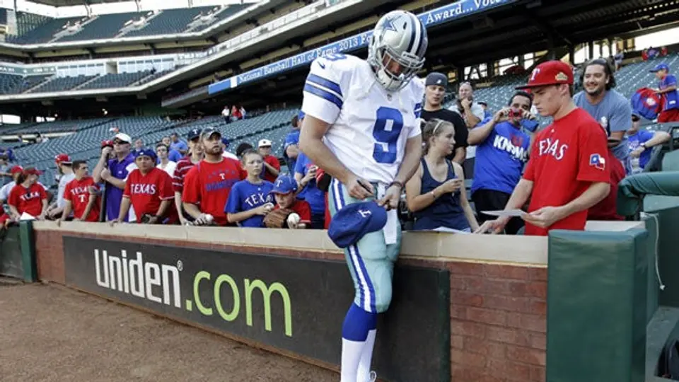 Aparece Tony Romo' en partido de los Rangers