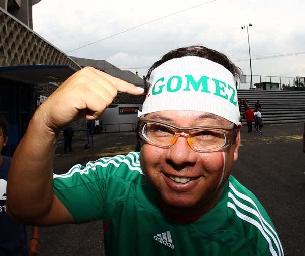 Al estilo de Julio Gómez los aficionados cubren sus cabezas con vendas. FOTO: BERNARDO MALDONADO