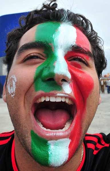 Los colores de la bandera ya lucen en los rostros de algunos aficionados. FOTO: MIGUEL PONTÓN
