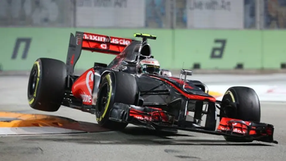 Hamilton se lleva la pole en Singapur; Checo' será 14º