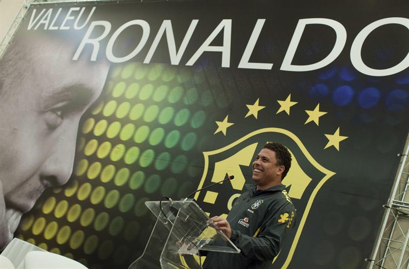 Con bromas el ex artillero dijo esperar anotar un gol, y que alguno de sus compañeros le ayuden a cobrar un penal. FOTO: AP