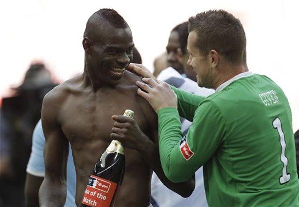Mario Balotelli festeja con Shay Given (FOTO: AP)