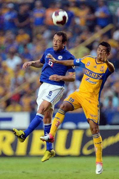 Torrado y Elías Hernández disputando el esférico | MEXSPORT