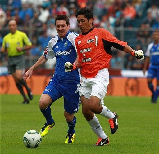 Jorge Campos pelea con Messi el esférico.FOTO: AP