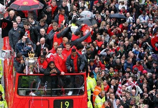 La afición se congrega en las calles de Manchester. FOTO: AP