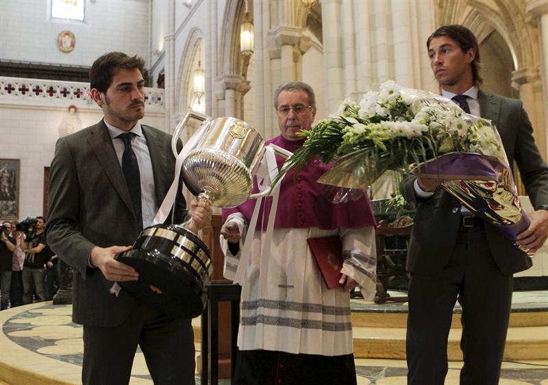 Los jugadores hicieron una parada en la Catedral de la Almudena para ofrecerla a la virgen (FOTO: EFE)