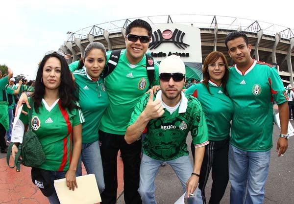 Con humor muchos cubrieron sus cabezas con vendas, en señal de apoyo al Tri-Sub17. FOTO: BERNARDO MALDONADO