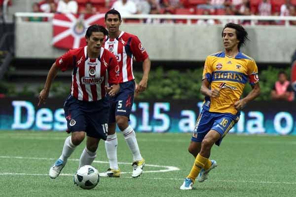 Baez controla el esférico (FOTO: MEXSPORT)