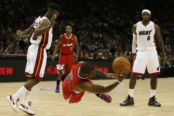 Paul Chris, de Los Angeles Clippers, cae ante LeBron James, de Miami Heat | AP