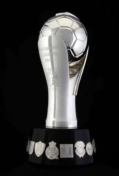 Ambos cuentan con los escudos de los 18 equipos de Primera División que participaron en el torneo. FOTO: MEXSPORT