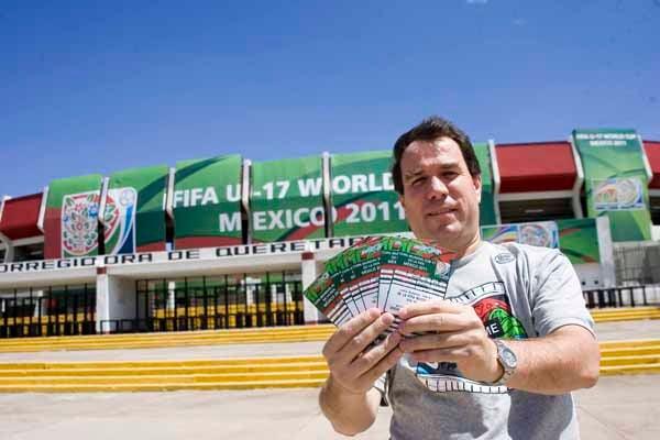 Aficionados se alistan con los boletos para disfrutar del futbol esta tarde. FOTO: HÉCTOR BARBAJAL