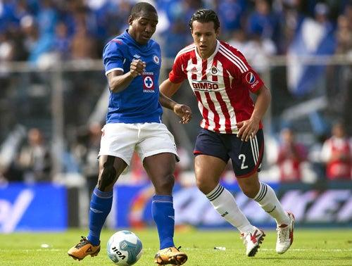 La defensa de Chivas marcó de cerca a los delanteros celestes. (FOTO: MEXSPORT)