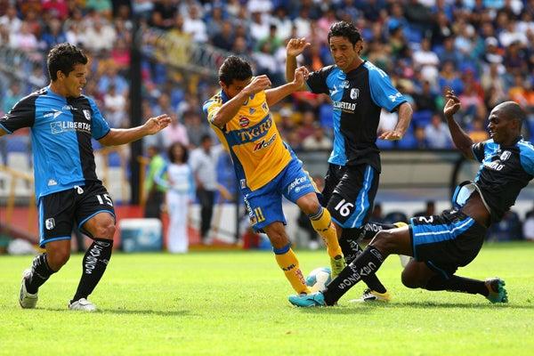 El partido fue agerrido en medio campo. FOTO: ESTEBAN LÓPEZ