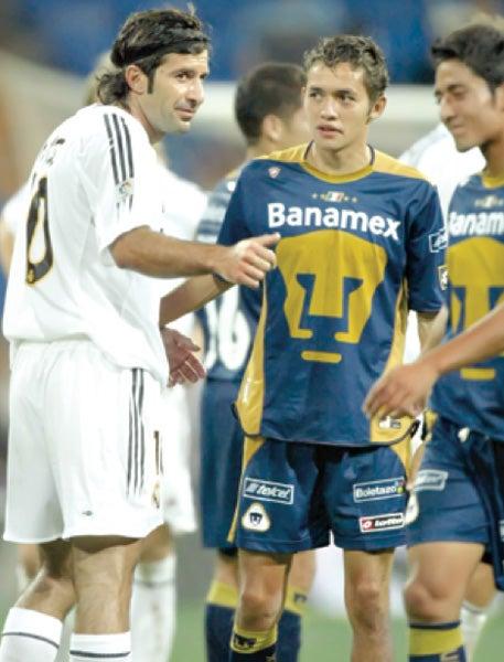 En 2004 cuando Pumas venció al Real Madrid 1-0, Toledo y 'Parejita' le pidieron a Figo sun playera. FOTO: ARCHIVO RÉCORD