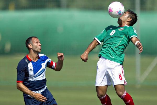 Marco Fabián y Ryan Giggs | TWITTER