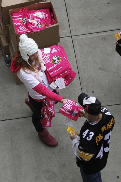 A las afueras del estadio de los Steelers se repartían las tradicionales