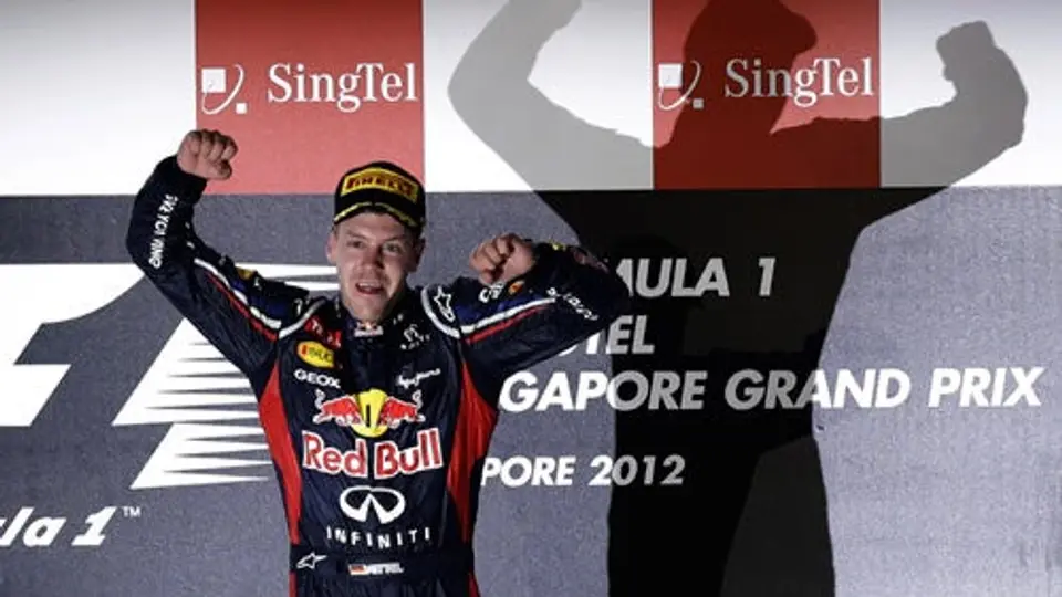Vettel gana Singapur y regresa a la pelea