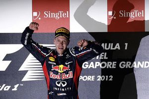 Vettel gana Singapur y regresa a la pelea