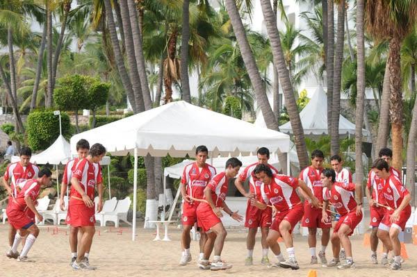 La cantera también entrena de lado de los titulares. FOTO: EVA BECERRA