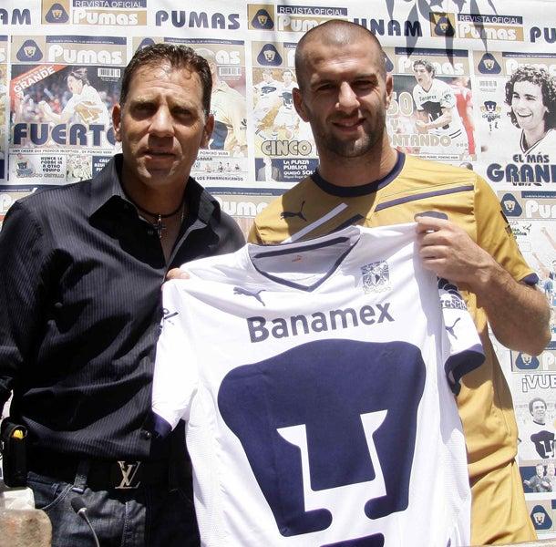 Alberto García Aspe fue el encargado de darle la playera universitaria l MEXSPORT