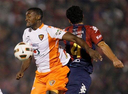 Jackson Martinez y Pedro Benitez disputan el esférico. FOTO: AP