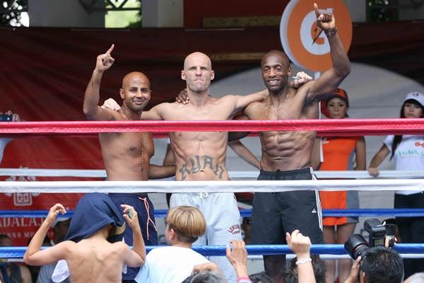 El retador del 'Canelo' fue amable con el público tapatío. FOTO: JORGE BARAJAS