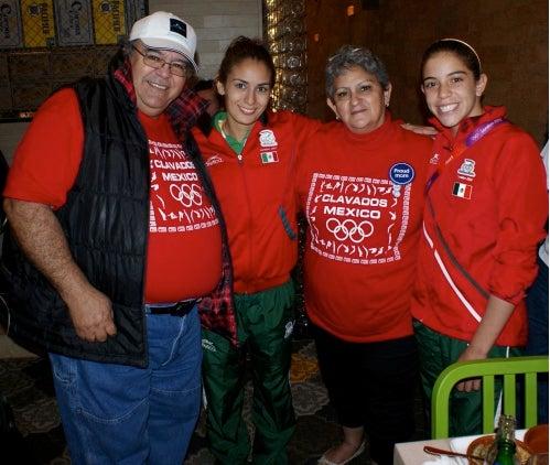 Paola Espinosa celebra medalla y cumpleaños en Londres