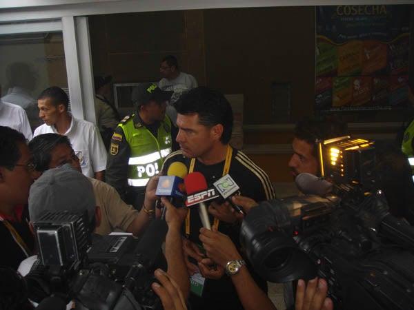 La 'Pájara' Chávez recibe a los medios de comunicación. FOTO RAÚL GUZMÁN