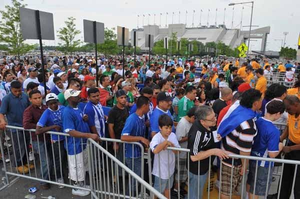 Afición guatemalteca abarrota la entrada del New Meadowlands Stadium. FOTO: ULISES BRAVO