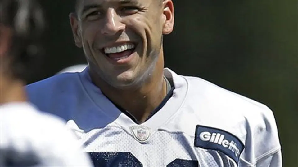 Aaron Hernández renueva con Patriotas