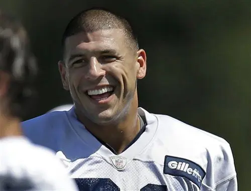 Aaron Hernández renueva con Patriotas