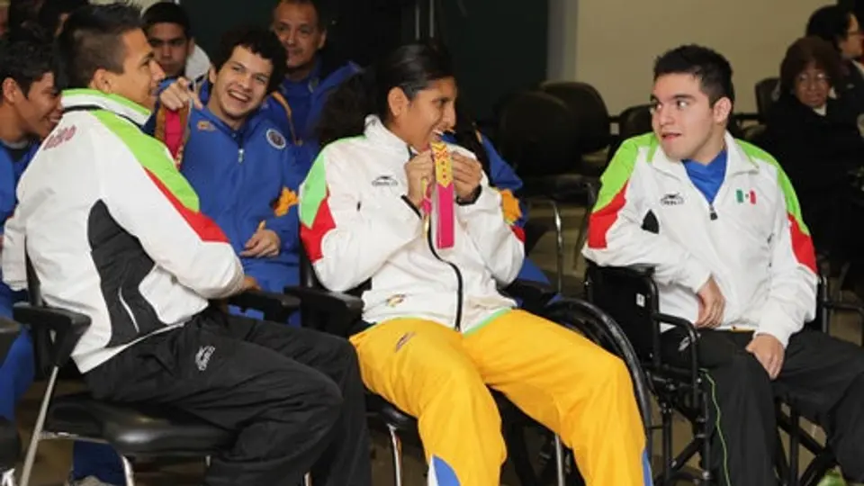UANL reconoce a atletas parapanamericanos