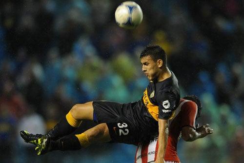 Leandro Paredes de Boca Juniors lucha por el balón con Matías Sánchez de Estudiantes | EFE