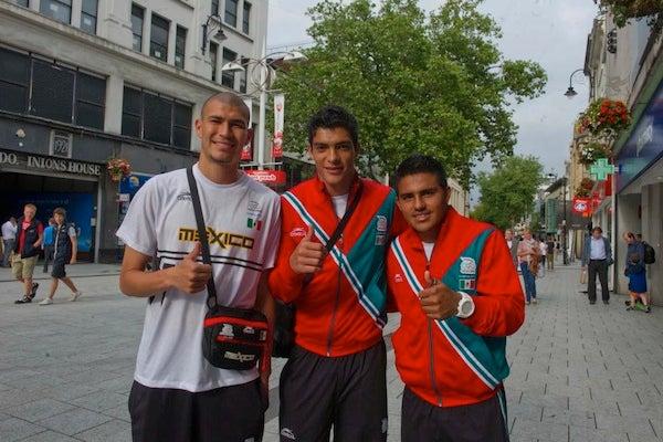 Los elementos del Tri aprovecharon su tiempo libre para recorrer las calles del centro junto a sus seres queridos | CÉSAR VICUÑA