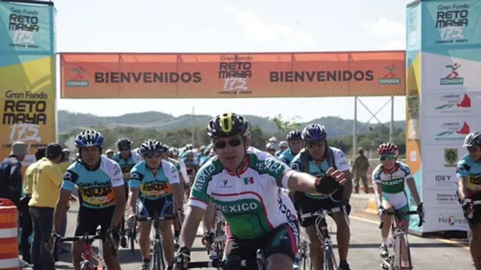 Felipe Calderón participó en recorrido ciclista