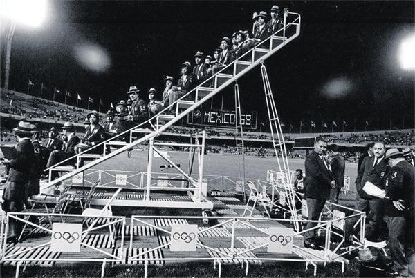 ESTADIO OLÍMPICO UNIVERSITARIO Jueces vigilando pruebas de atletismo | CORTESÍA LA CIUDAD DE MÉXICO EN EL TIEMPO